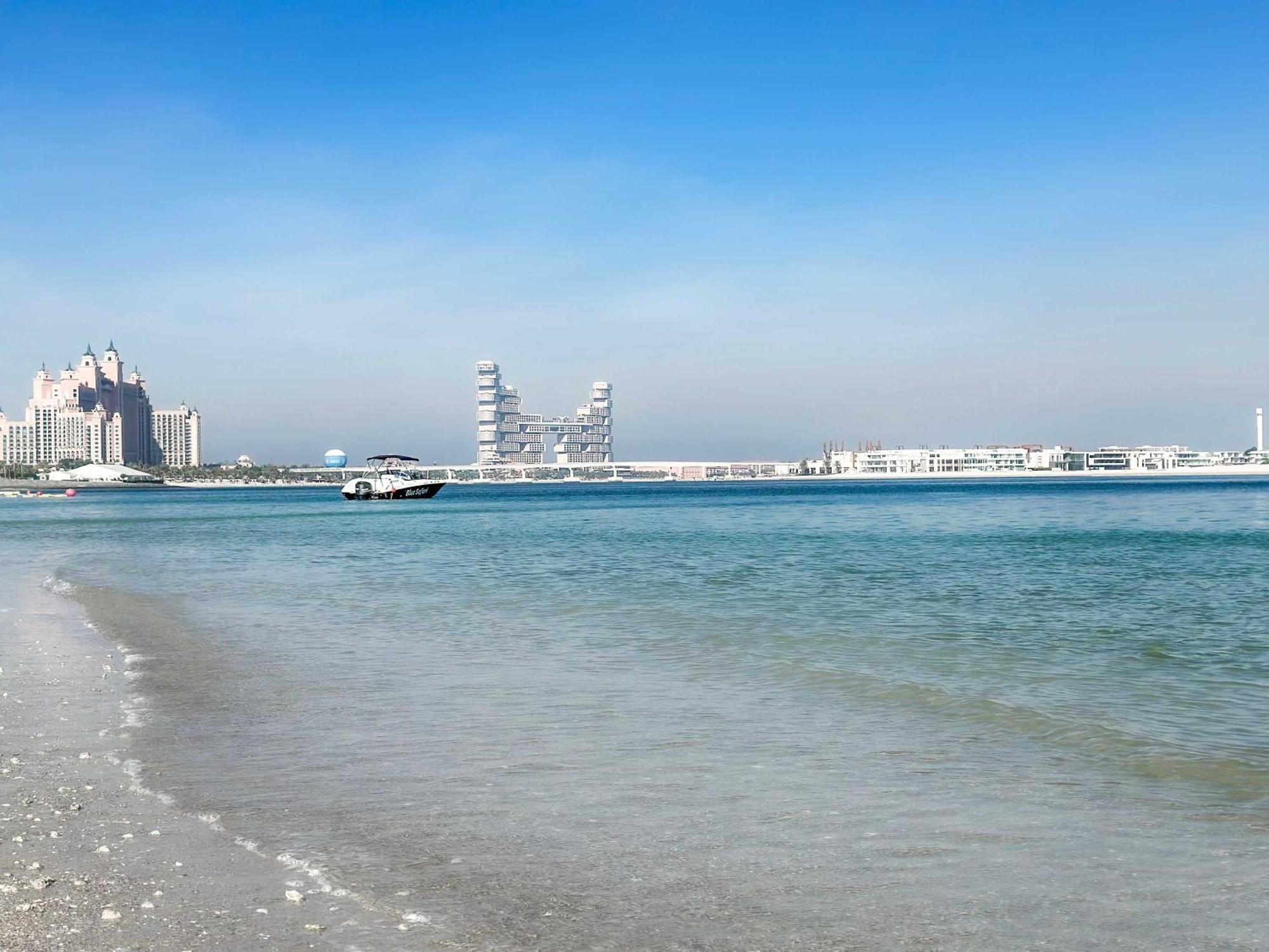 Spacious Beachfront 2 Bedroom Apartment - The 8 Dubaj Kültér fotó
